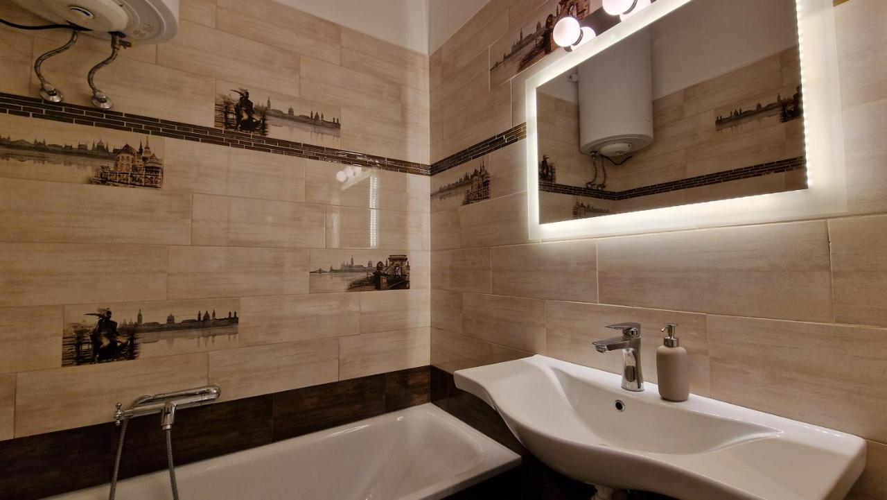 Lovely Boutique With Parliament View Apartment